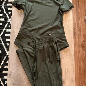 Cherokee Form Scrub Set